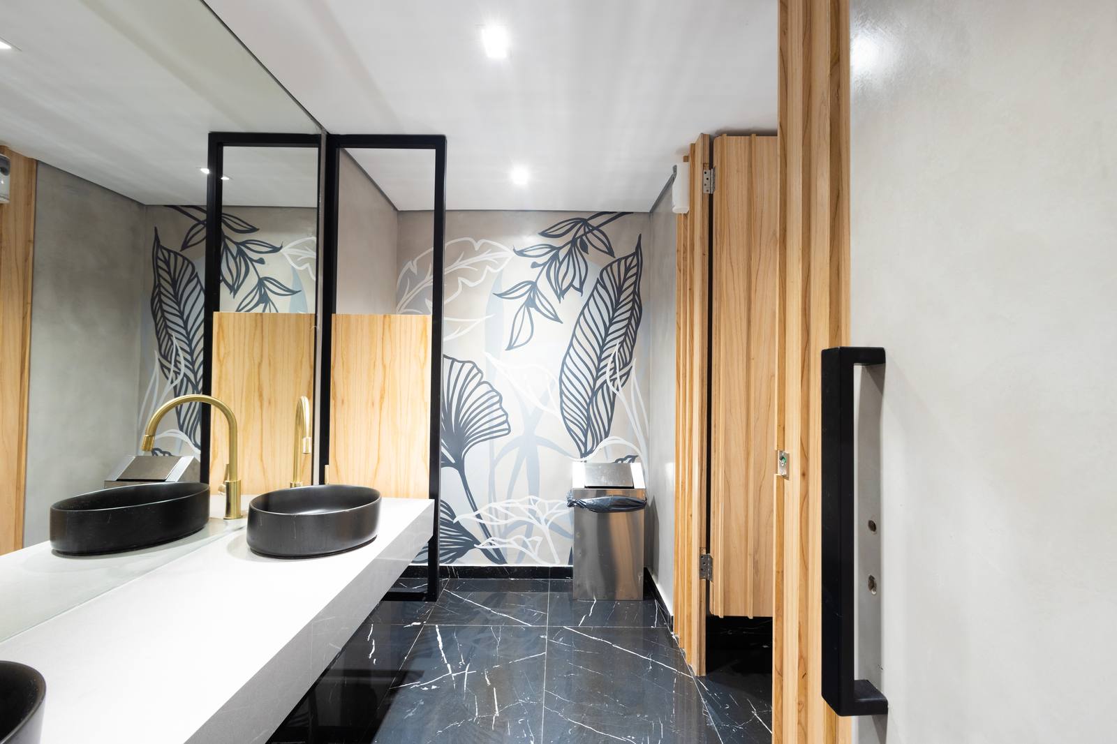 Baño con mural de hojas