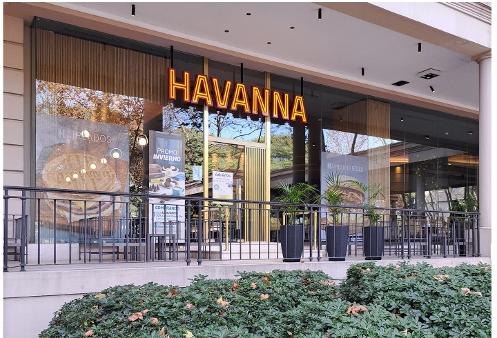 Fachada vidriada de Havanna en el Hipódromo de Palermo