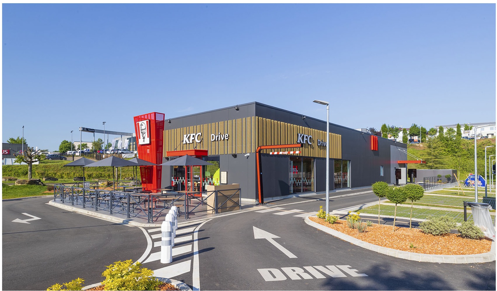 Fachada y carril de drive-through de KFC Auxerre