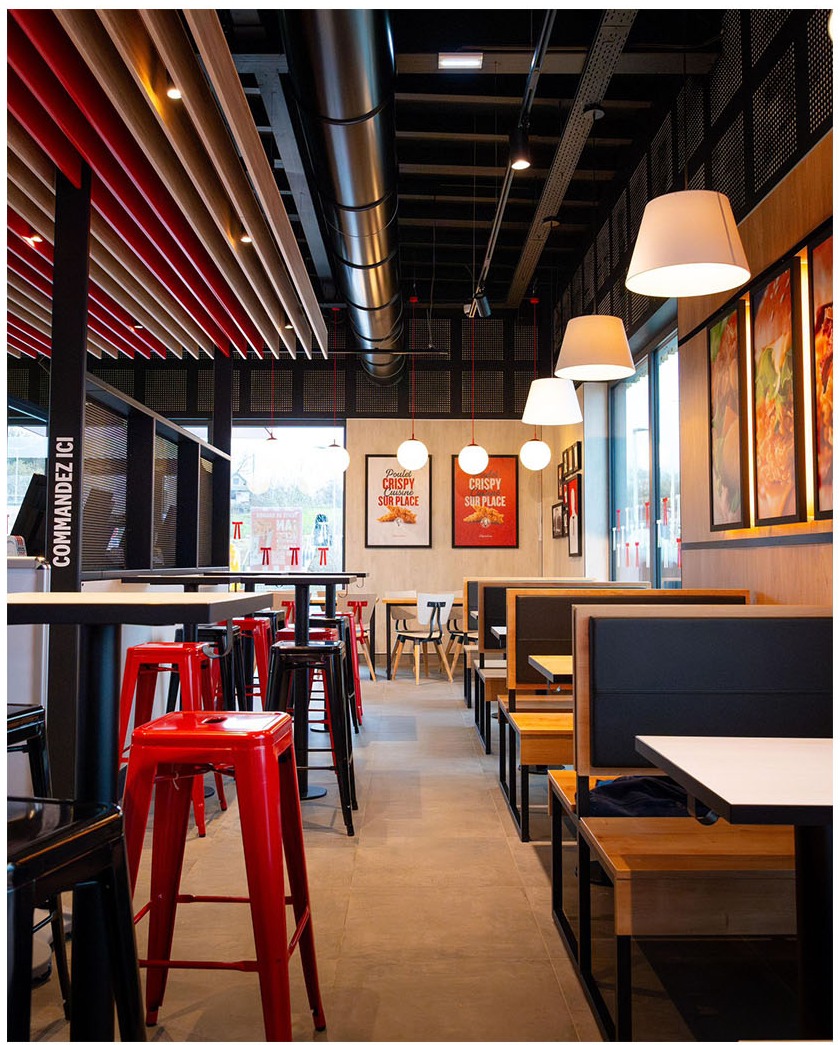 Interior con barra alta y banquetas