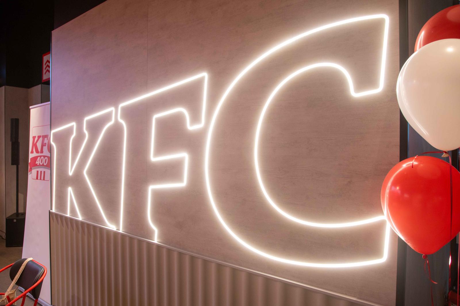 Detalle del wordmark en neon