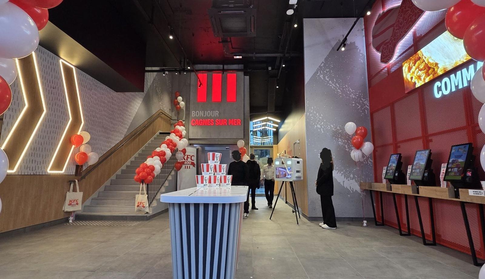 Escalera con guirnalda de globos