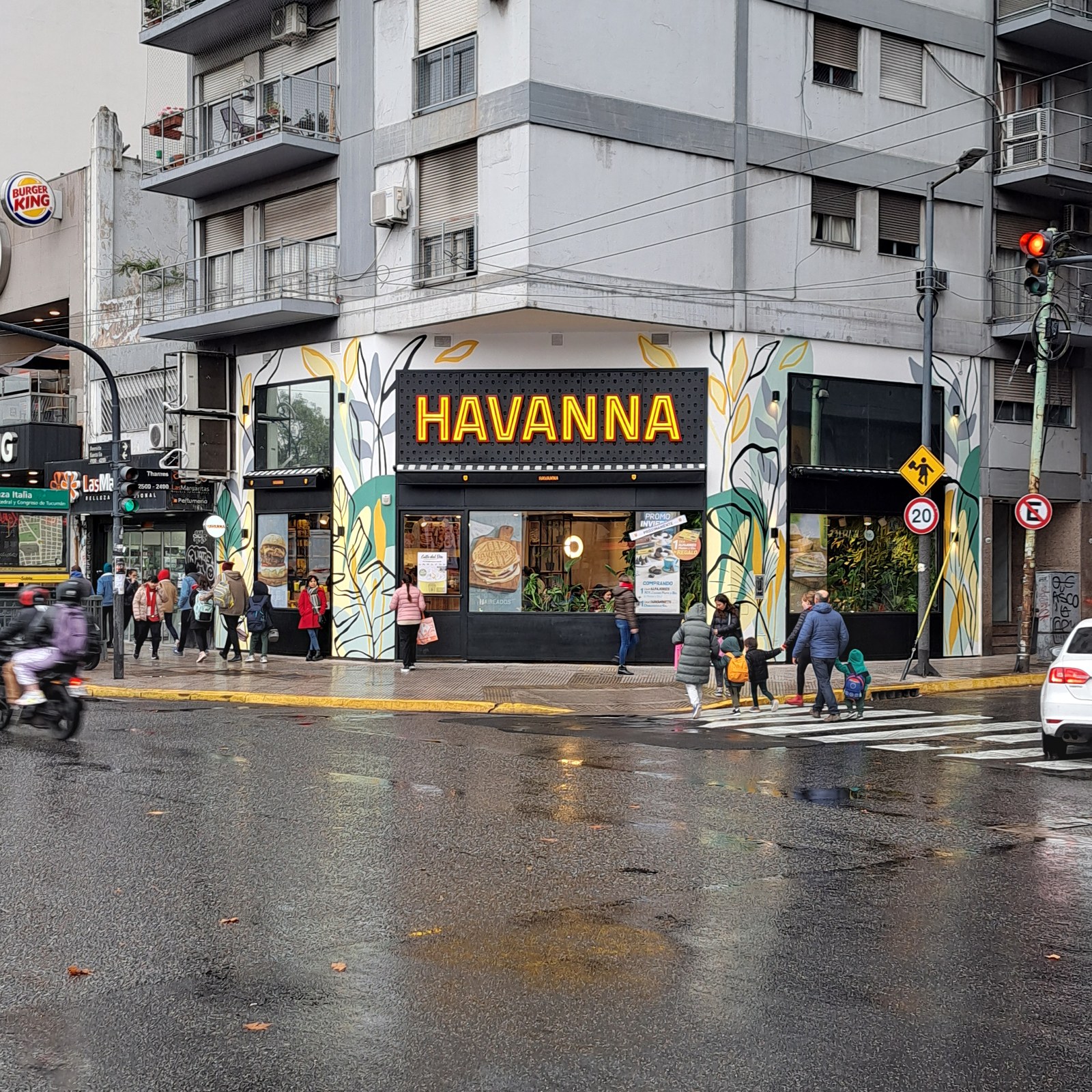 Fachada de Havanna en la esquina de Plaza Italia