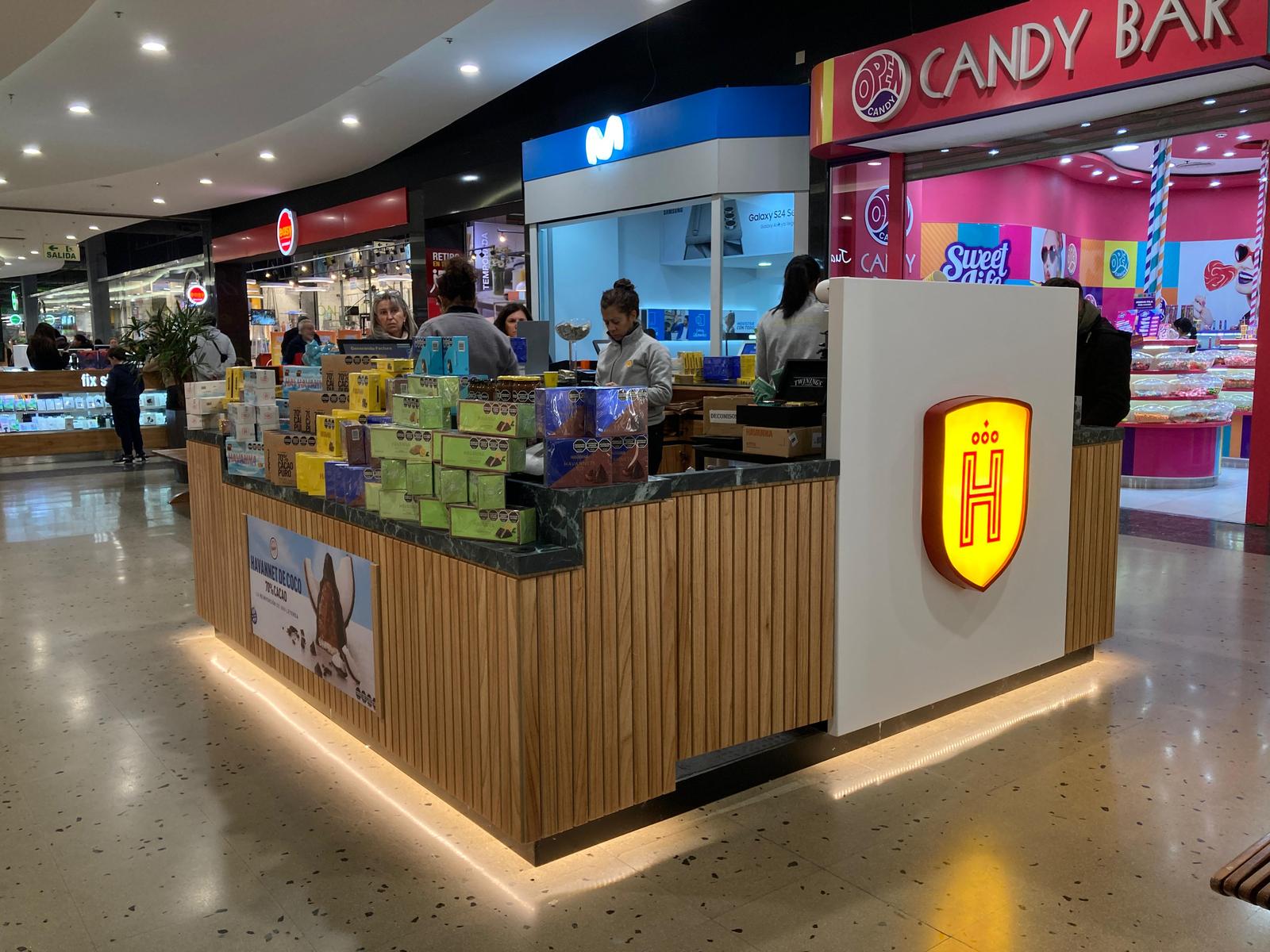 Kiosko Havanna en el pasillo del shopping