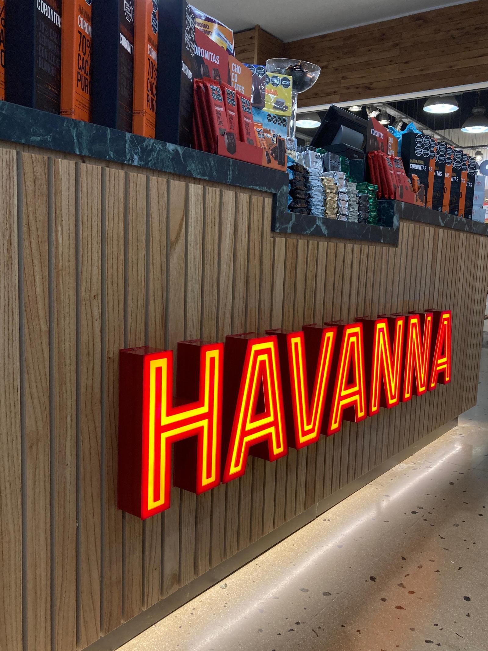Wordmark en neon sobre el mueble